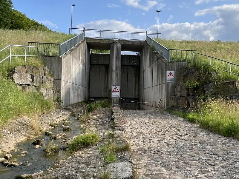 Das Hochwasserr&uuml;ckhaltebecken nahe Burglauer hat sich inzwischen bei mehreren Hochwassern bew&auml;hrt. Es befindet sich im Naherholungsgebiet mit dem gemeindlichen Trauplatz.