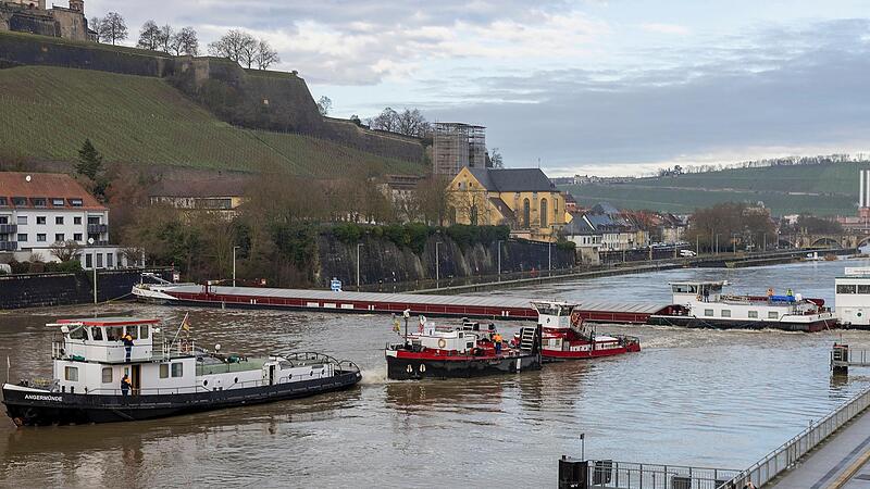 Am Freitag vor Weihnachten wurde ein G&uuml;terschiff auf dem Main bei W&uuml;rzburg zum Havaristen. Es hatte sich quer gestellt und drohte, die hier fest stationierte &bdquo;Mainkuh&ldquo; zu besch&auml;digen.