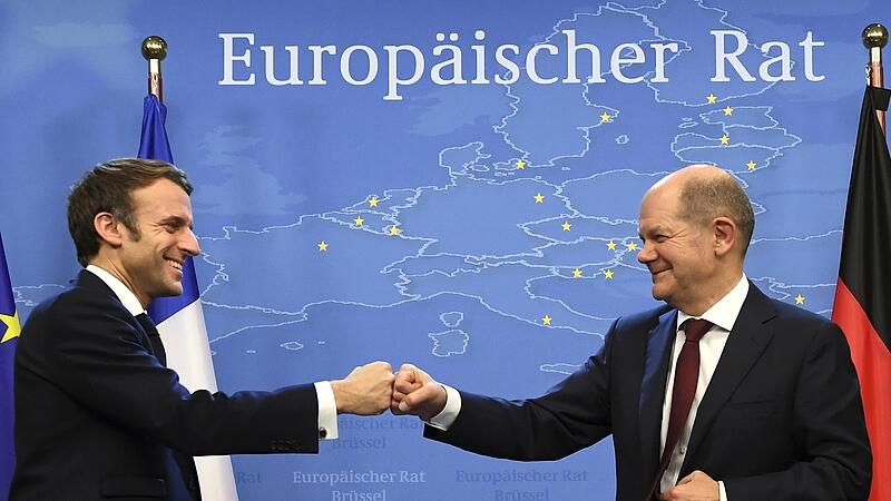 Vor 60 Jahren unterzeichneten Konrad Adenauer und Charles de Gaulle in Paris den &Eacute;lys&eacute;e-Vertrag. Das Jubil&auml;um wird am Sonntag in Paris begangen. Das Foto zeigt Pr&auml;sident Emmanuel Macron und Bundeskanzler Olaf Scholz bei einem EU-Gipfel 2021.