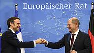 Vor 60 Jahren unterzeichneten Konrad Adenauer und Charles de Gaulle in Paris den Élysée-Vertrag. Das Jubiläum wird am Sonntag in Paris begangen. Das Foto zeigt Präsident Emmanuel Macron und Bundeskanzler Olaf Scholz bei einem EU-Gipfel 2021.