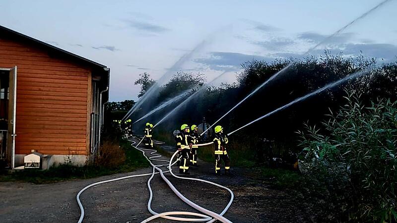Die Wehrleute übten bei einem angenommen Brand bei Unterzaubach.