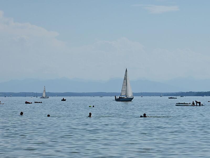 Der Starnberger See. Im Landkreis Starnberg lebten 2021 die meisten bayerischen Einkommensmillion&auml;re.