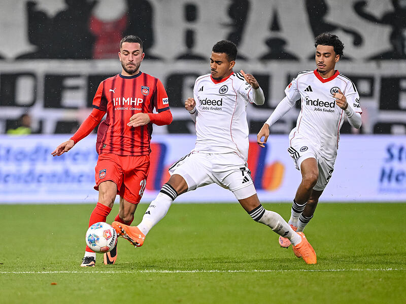 Arijon Ibrahimovic  (links) im Duell mit Ansgar Knauff. Am Samstag glückte ihm sein erster Scorerpunkt für den FC Heidenheim.