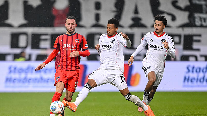 1. FC Heidenheim - Eintracht Frankfurt Arijon Ibrahimovic (links) im Duell mit Ansgar Knauff. Am Samstag glückte ihm sein erster Scorerpunkt für den FC Heidenheim.