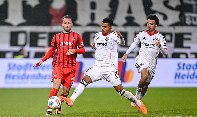 Arijon Ibrahimovic  (links) im Duell mit Ansgar Knauff. Am Samstag glückte ihm sein erster Scorerpunkt für den FC Heidenheim.
