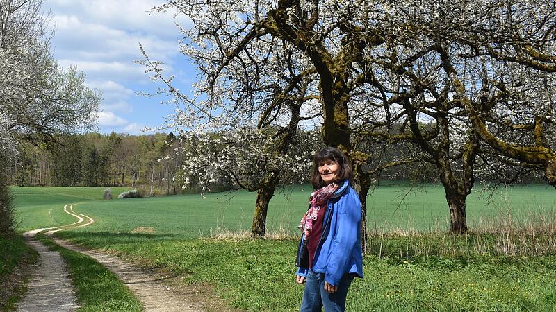 Gertrud Wiesheier, Initiatorin des Hoffnungswegs, auf der sich schlängelnden Route zum zweiten Impuls beim BuchwaldForchheim & Fränkische Schweiz