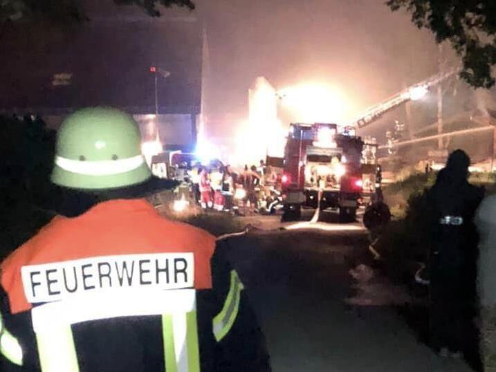 Der Brand einer Maschinenhalle bei Sonnefeld beschäftigte in der Nacht auf Donnerstag viele Einsatzkräfte.