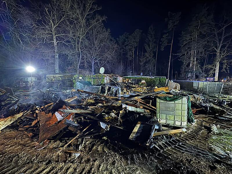 Von dem ausgebrannten Objekt ist nicht viel &uuml;brig.