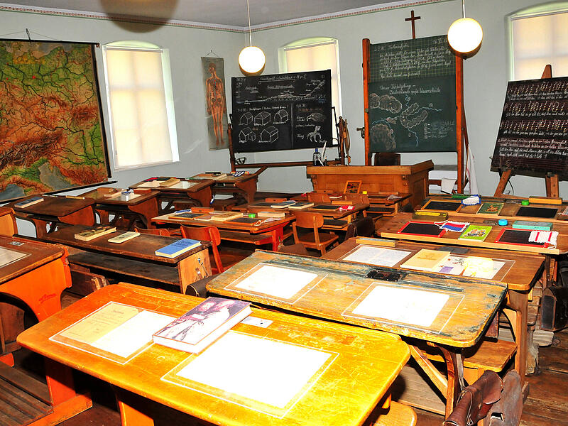 Als w&auml;ren die letzten Sch&uuml;ler gerade in die Pfingstferien aufgebrochen: so sieht es im Inneren des K&ouml;dnitzer Dorfschulmuseums aus.