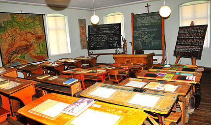 Als w&auml;ren die letzten Sch&uuml;ler gerade in die Pfingstferien aufgebrochen: so sieht es im Inneren des K&ouml;dnitzer Dorfschulmuseums aus.