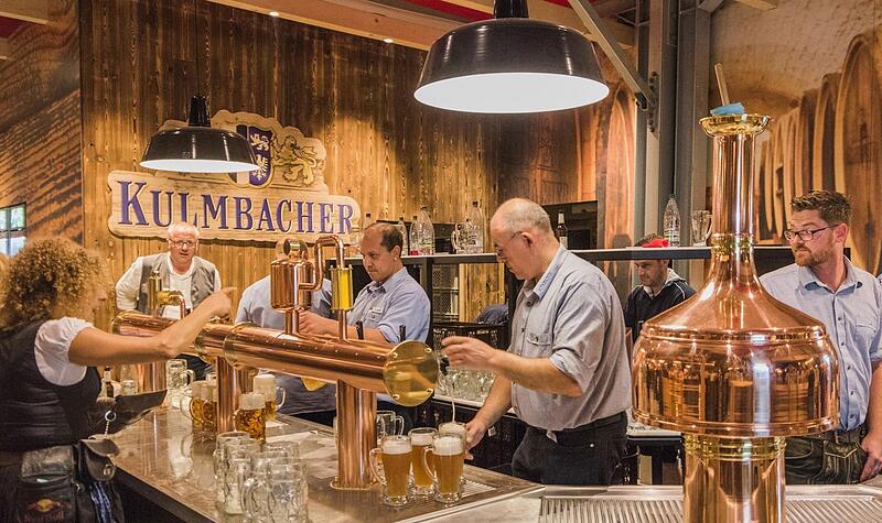 In der Kulmbacher-Ecke setzt &bdquo;Casa&ldquo;-Chef Matthias Wuschek (Zweiter von links) auf ein eingespieltes Team.