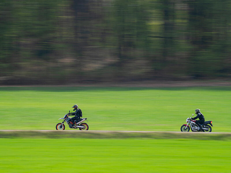 Zwei Motorradfahrer auf B470 verletzt