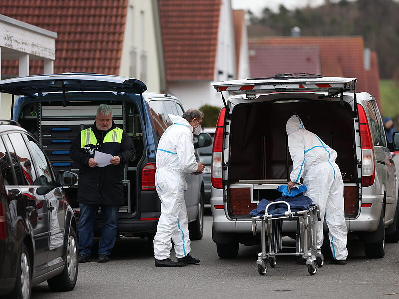 Familiendrama in Mittelfranken: Junge (17) t&ouml;tet Schwester (14) und verletzt Mutter (41) schwer - Zeugen h&ouml;rten Schreie und verst&auml;ndigten die Polizei - Tatverd&auml;chtiger bei Fahndungsma&szlig;nahmen in Tatortn&auml;he festgenommen - Umfangreiche Spurensicherungsma&szlig;nahmen - Blutspuren am Fensterrahmen und zum Nachbarhaus f&uuml;hrend - Hintergr&uuml;nde des Verbrechens noch unklar - Ermittlungsrichter soll am Samstag &uuml;ber Haftfrage entscheidenFamiliendrama in Weisendorf: Bilder zeigen die Ermittler vor Ort