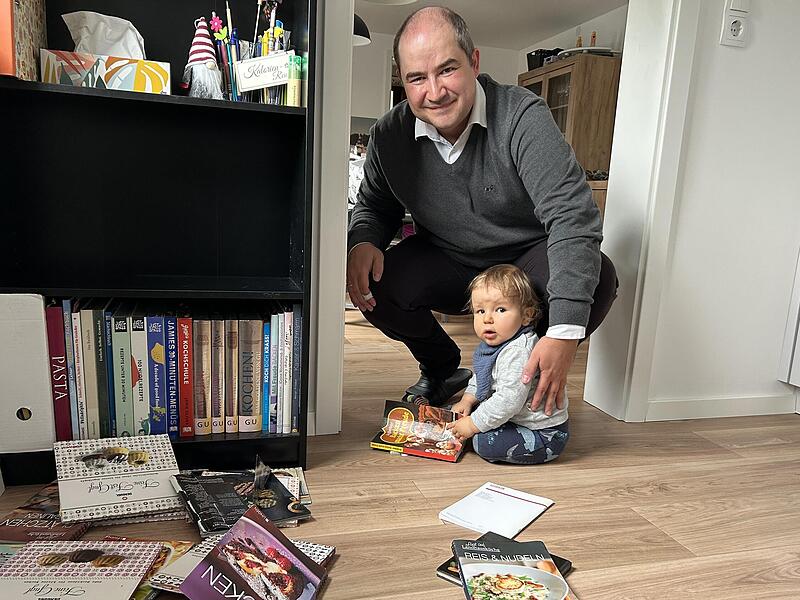 Dominik W. Heike mit seinem kleinen Sohn. Am Mittwochabend sollte er zum Oberbürgermeisterkandidaten der CSU für Neustadt nominiert werden.