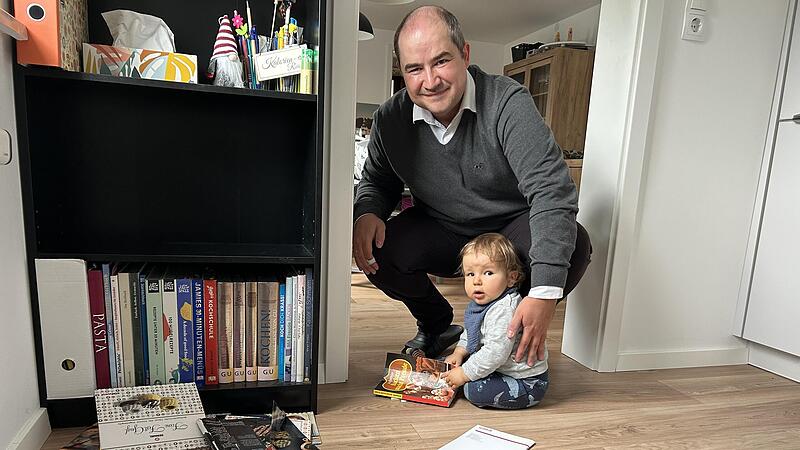 Dominik W. Heike mit seinem kleinen Sohn. Am Mittwochabend sollte er zum Oberbürgermeisterkandidaten der CSU für Neustadt nominiert werden.