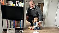Dominik W. Heike mit seinem kleinen Sohn. Am Mittwochabend sollte er zum Oberbürgermeisterkandidaten der CSU für Neustadt nominiert werden.