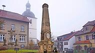 Zwar muss f&uuml;r die Kanalsanierung viel Geld ausgegeben werden, aber dennoch hat die Gemeinde noch etwas f&uuml;r die Sanierung des Kriegerdenkmals in Wustviel &uuml;brig. Zusammen mit der Ortskirche, der alten Schule und dem Forsthaus bildet das Denkmal mit ...