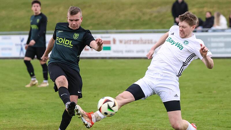 Neukenroths Torschütze Florian Maurer (links) nimmt sich ein Herz und zieht aus knapp 20 Metern ab. Kemmerns Christian Dreßel springt noch in die Schussbahn, kommt aber zu spät. Neukenroths Torschütze Florian Maurer (links) nimmt sich ein Herz und zieht aus knapp 20 Metern ab. Kemmerns Christian Dreßel springt noch in die Schussbahn, kommt aber zu spät.