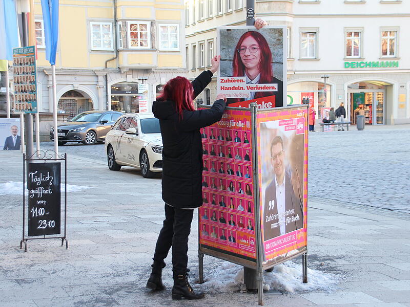 Auftakt des Plakat-Wahlkampfs in Coburg: Das Team der Partei &bdquo;Die Linke&ldquo; kam erst nach 15 Uhr auf den Marktplatz. Da waren eigentlich schon alle Laternen belegt. Aber: Es wurden noch Pl&auml;tzchen gefunden.