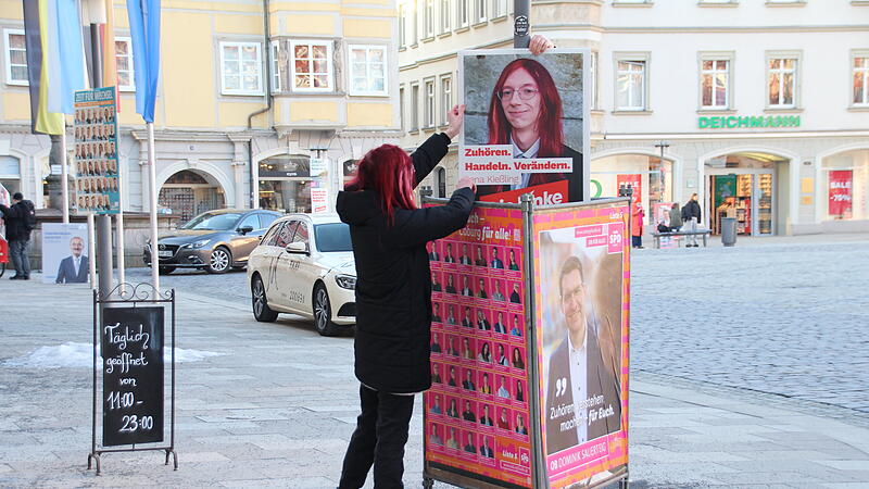 Auftakt des Plakat-Wahlkampfs in Coburg: Das Team der Partei &bdquo;Die Linke&ldquo; kam erst nach 15 Uhr auf den Marktplatz. Da waren eigentlich schon alle Laternen belegt. Aber: Es wurden noch Pl&auml;tzchen gefunden.