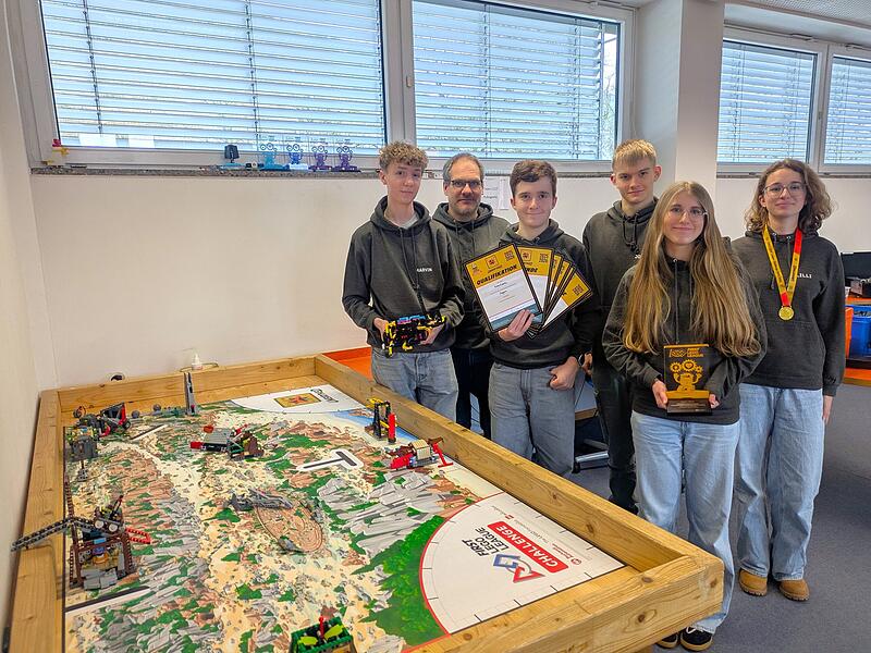 Coach J&uuml;rgen Hack (2. v.l.) und die Robogeeks (von links) Marvin (mit Roboter), Moritz, Joel, Selina (mit Pokal) und Lilli waren beim Wettbewerb in W&uuml;rzburg erfolgreich.