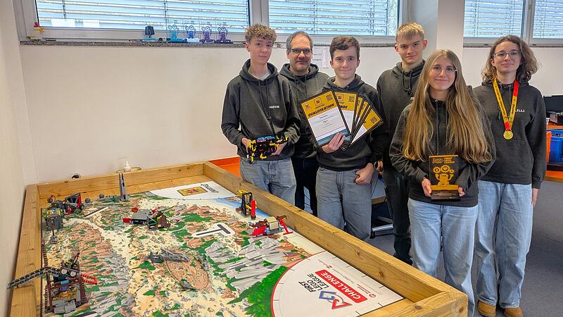 Coach J&uuml;rgen Hack (2. v.l.) und die Robogeeks (von links) Marvin (mit Roboter), Moritz, Joel, Selina (mit Pokal) und Lilli waren beim Wettbewerb in W&uuml;rzburg erfolgreich.
