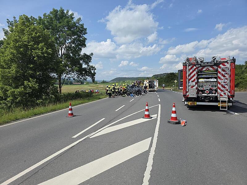Schwerer Verkehrsunfall an der B287: Feuerwehr und Rettungskräfte sichern die Unfallstelle. Schwerer Verkehrsunfall an der B287: Feuerwehr und Rettungskräfte sichern die Unfallstelle.