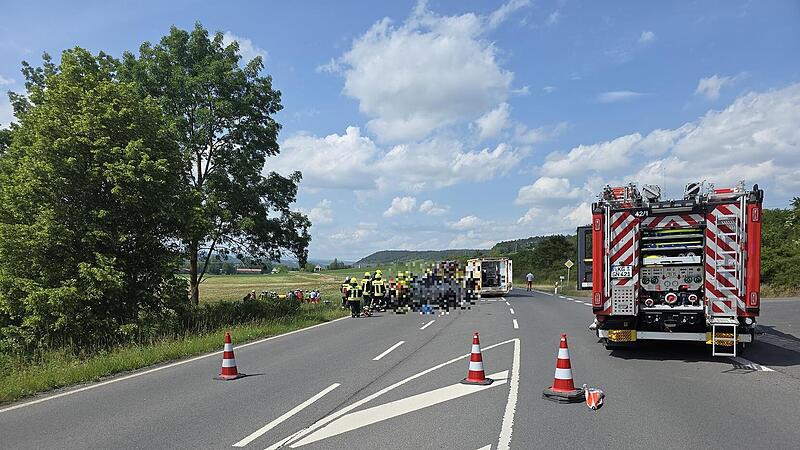 Schwerer Verkehrsunfall an der B287: Feuerwehr und Rettungskr&auml;fte sichern die Unfallstelle.