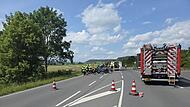 Schwerer Verkehrsunfall an der B287: Feuerwehr und Rettungskr&auml;fte sichern die Unfallstelle.