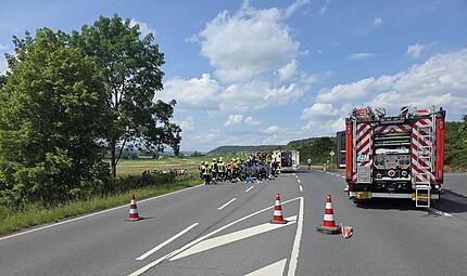Schwerer Verkehrsunfall an der B287: Feuerwehr und Rettungskr&auml;fte sichern die Unfallstelle.