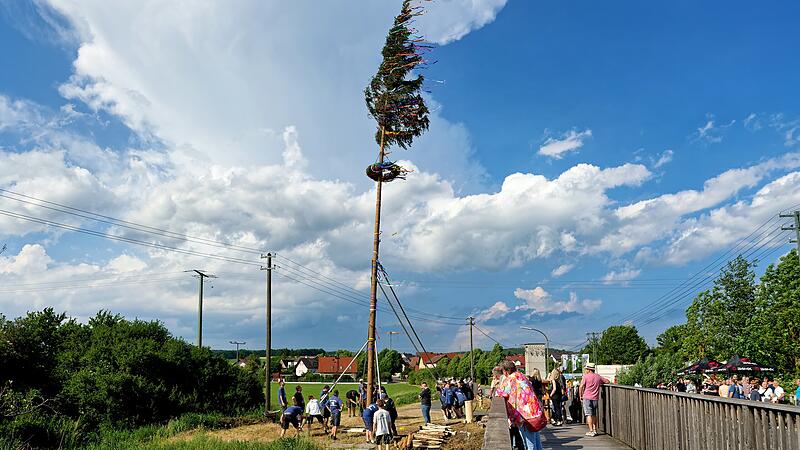 Kerwa in Ampferbach bei BurgebrachBuntes Treiben auf der Kerwa in Ampferbach