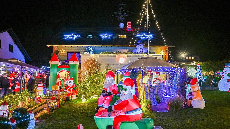 Weihnachtsm&auml;nner in allen Lebenslagen finden sich auch heuer im Garten der M&uuml;llers in der Haydnstra&szlig;e 6 t&auml;glich ab 17 Uhr.