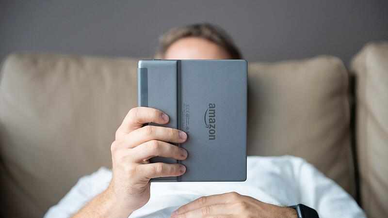 Ein Mann liest auf einem E-Reader