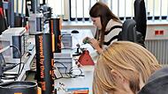 Schülerinnen können bei den Workshops am „Tec Girls’Day“ in verschiedene Bereiche hineinschnuppern und erste eigene Erfahrungen sammeln.