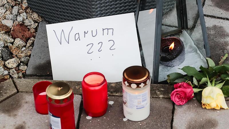 Kerzen und Blumen wurden nach der Bluttat vor dem Haus in Mistelbach abgelegt.