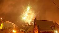 Solch ein großes Feuerwerk, wie hier vor einigen Jahren über Waischenfeld, wird es heuer wieder nur selten geben. Aber privat ist wieder alles erlaubt.Forchheim & Fränkische Schweiz
