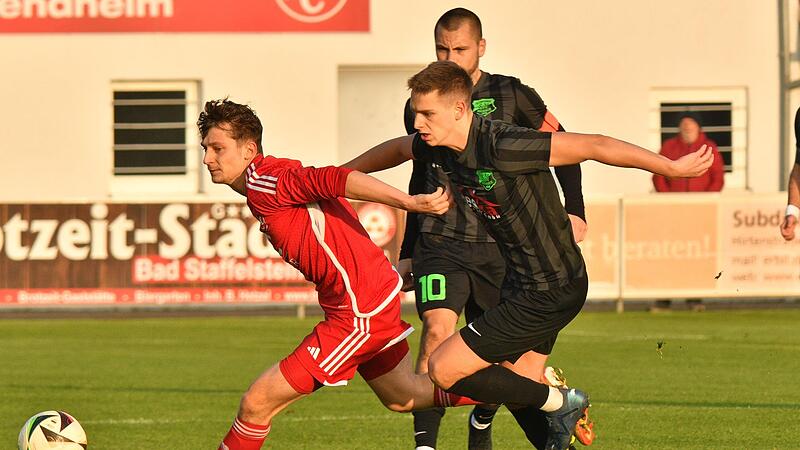 Felix Lausch (links) und der 1. FC Lichtenfels haben mit 1:0 der TuS R&ouml;llbach gewonnen.