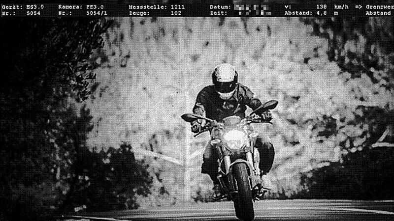 Am Ende schnappten sie ihn doch: Ein Biker trieb seinen Spa&szlig; mit einer Radarfalle und w&auml;hnte sich wegen seines umgebogenen Nummernschildes in Sicherheit. Klappte nicht.
