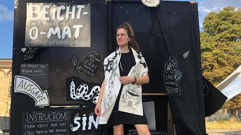 Jana Kreisl mit Beicht-O-Mat in Ulm. Ihre Erfahrungen von unterwegs hat die Künstlerin aus Igensdorf in einem Buch gesammelt.