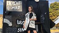 Jana Kreisl mit Beicht-O-Mat in Ulm. Ihre Erfahrungen von unterwegs hat die Künstlerin aus Igensdorf in einem Buch gesammelt.