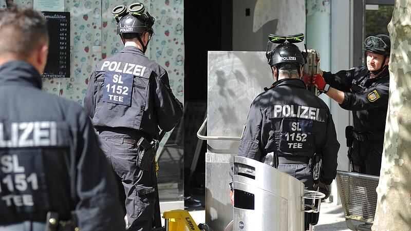 Polizisten sichern im Rahmen der Razzia in Saarlouis Beweismittel. Mit einem Großeinsatz in mehreren Bundesländern ist die Polizei am Mittwoch gegen Mitglieder der italienischen Mafia vorgegangen.