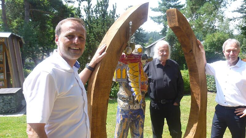 Unser Bild zeigt (von links) Stockheims B&uuml;rgermeister Daniel Wei&szlig;erth, Ingo Cesaro und Landrat Klaus L&ouml;ffler freuen sich &uuml;ber das gute Gelingen der &bdquo;HolzART XXVI&ldquo;