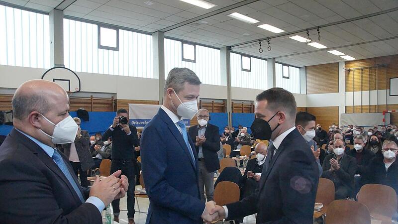 Johannes Maciejonczyk (rechts) nimmt die Gratulation seines Vorgängers Thomas Silberhorn entgegen. Johannes Maciejonczyk (rechts) nimmt die Gratulation seines Vorgängers Thomas Silberhorn entgegen.