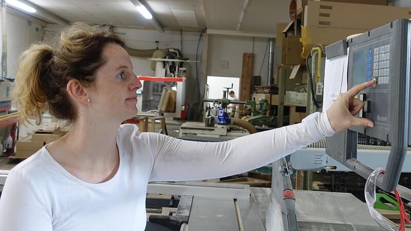 Ab und an nimmt sich Theresa Kaul Zeit f&uuml;r kleinere Schreinerarbeiten , auch dazu m&uuml;ssen die Maschinen eingestellt werden.Forchheim & Fr&auml;nkische Schweiz