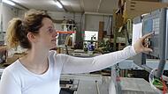 Ab und an nimmt sich Theresa Kaul Zeit für kleinere Schreinerarbeiten , auch dazu müssen die Maschinen eingestellt werden.Forchheim & Fränkische Schweiz Ab und an nimmt sich Theresa Kaul Zeit für kleinere Schreinerarbeiten , auch dazu müssen die Maschinen eingestellt werden.Forchheim & Fränkische Schweiz