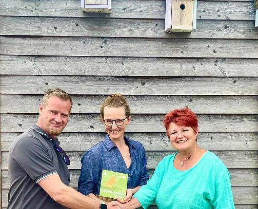 Jonathan Wolf (Heilpädagoge, Saaletal-Schule) und Carmen Sterzinger (Schulleiterin, Franz-von-Prümmer-Schule) freuen sich über die Auszeichnung, die Frau Dietrich vom LBV (rechts) der Schule verliehen hat. Jonathan Wolf (Heilpädagoge, Saaletal-Schule) und Carmen Sterzinger (Schulleiterin, Franz-von-Prümmer-Schule) freuen sich über die Auszeichnung, die Frau Dietrich vom LBV (rechts) der Schule verliehen hat.