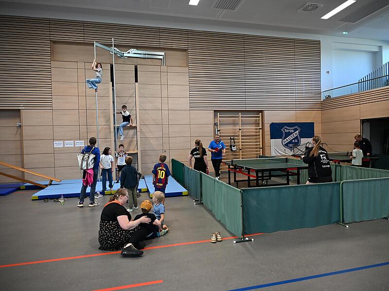 Vielf&auml;ltige Sportm&ouml;glichkeiten konnten die Besucher in der neuen Mehrzweckhalle in Hausen gleich ausprobieren.