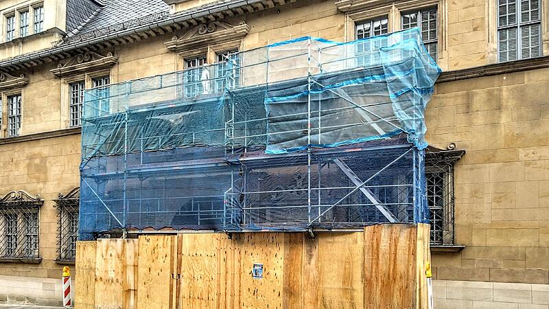 Hinter Bauger&uuml;st und Bretterzaun verschwunden: das Hauptportal von Schloss Ehrenburg Richtung Steingasse wird saniert.