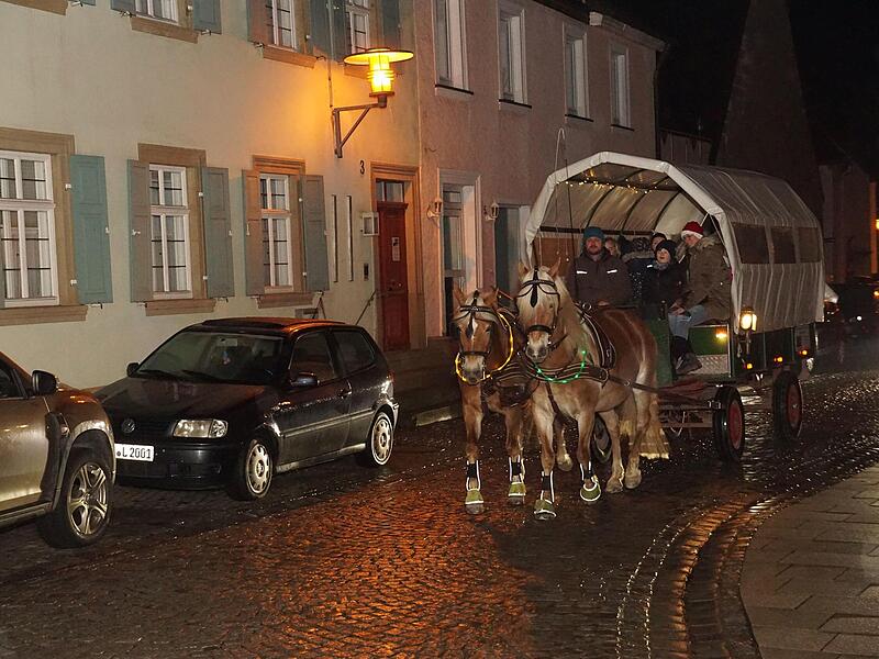 Eine Kutsche sorgt für Romantik. Eine Kutsche sorgt für Romantik.