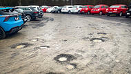 Der Parkplatz innere Lache wird zwar sehr gut genutzt, er befindet sich allerdings in einem sehr schlechten Zustand. Mit Hilfe der Städtebauförderung soll er ausgebaut werden. Der Parkplatz innere Lache wird zwar sehr gut genutzt, er befindet sich allerdings in einem sehr schlechten Zustand. Mit Hilfe der Städtebauförderung soll er ausgebaut werden.